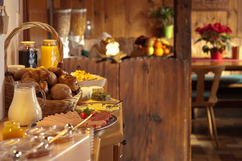 brasserie-LES FERRES-min_breakfast_buffet_food_restaurant_meal_hotel_plate_fresh-718745